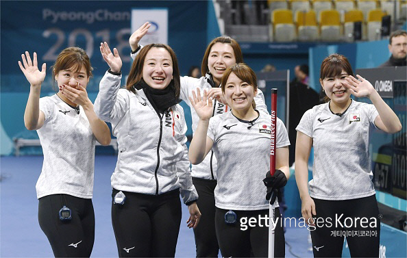 셈瞿?여자 컬링 대표팀이 지난 2월 평창 동계올림픽에서 동메달을 확정한 뒤 손을 흔들고 있다. 게티이미지코리아