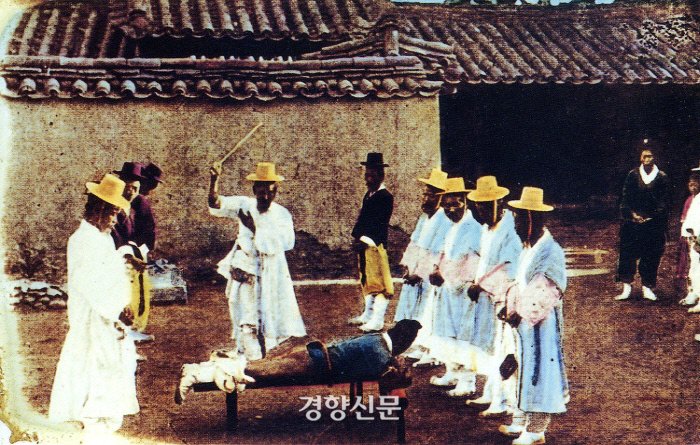 조선 후기 곤장을 맞는 모습. 세종은 범죄자에 대한 노여움과 분풀이로 태형을 함부로 가하는 것을 막았다. 가죽채찍을 대용으로 사용하되 50대 이하로 규제했다,.