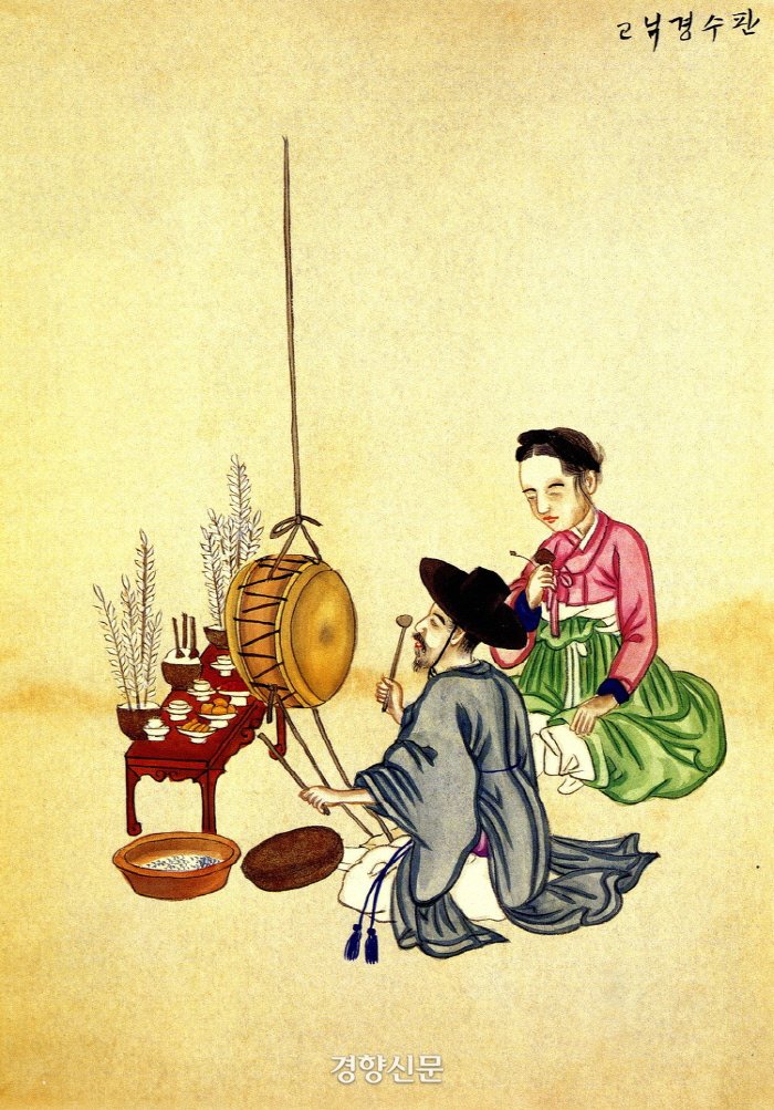 점복을 주업으로 삼았던 조선시대 장애인들. 시각장애인 판수(判數)가 제삿상에서 오른손으로 북을 두드리고 왼손으로 바닥에 잇는 꽹과리를 쳐 가면서 경(經)을 읊고 있다.|숭실대 박물관