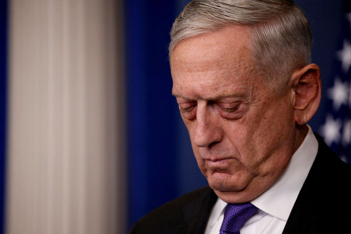 지난 2월7일 백악관 일일 브리핑 자리에 참석한 제임스 매티스 국방장관이 고개를 숙이고 있다. 로이터연합뉴스