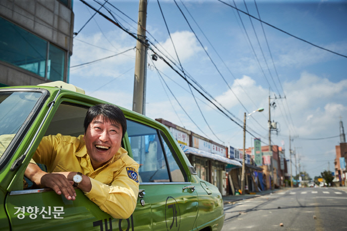 1980년 5월 광주를 찾은 독일 기자와 그를 도운 한국 택시운전사의 이야기를 그린 영화 <택시운전사>.