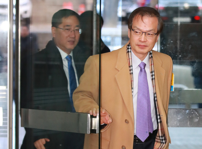 ‘드루킹’ 댓글 조작 의혹을 수사한 허익범 특검이 28일 오전 서울 서초동 중앙지법에서 열린 김경수 경남지사의 결심공판에 참석하기 위해 법정으로 향하고 있다. 연합뉴스