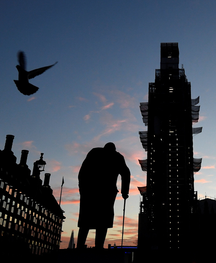 ‘폭풍전야’ 의사당 광장의 처칠 동상 영국 의회의 브렉시트 합의안 인준 표결을 하루 앞둔 14일 새벽(현지시간) 런던 의회광장에 지팡이를 든 윈스턴 처칠 전 총리 동상이 서 있다. 합의안이 부결될 것이란 전망이 나오면서 영국 사회에 긴장이 고조되고 있다. 런던 | 로이터연합뉴스