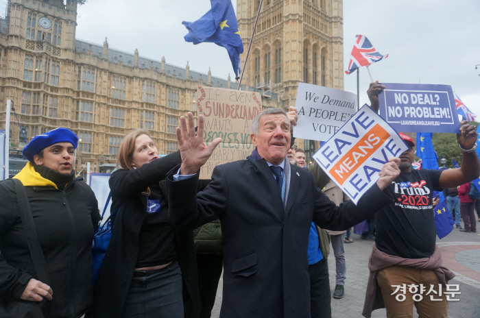 15일(현지시간) 런던 웨스트민스터 의사당 앞에서 한 시민이 국민투표를 실시하라는 시민들을 가로막으며 즉시 유럽연합을 떠나야 한다고 외치고 있다. 런던｜이호준 기자