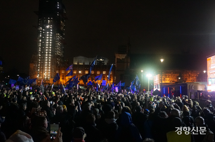 15일 오후(현지시간) 영국 런던 팔리아멘트 광장에 모인 반 브렉시트 진영 시민들이 의회의 브렉시트 표결 부결 결과를 들으며 환호하고 있다. 런던｜이호준 기자