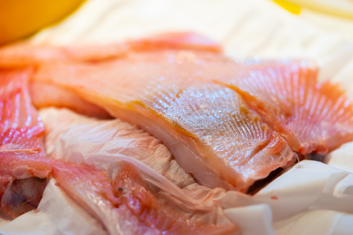 대청도·소청도 근해에서 잡힌 홍어, 주문하면 먹기 좋게 홍어를 토막내 손질해준다.