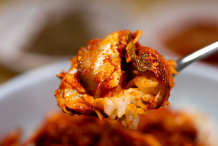 밴댕이 무침은 새콤달콤한 양념이 과하지 않다. 그릇에서 한꺼번에 비비기보다 조금씩 넣고 먹는 걸 추천한다.