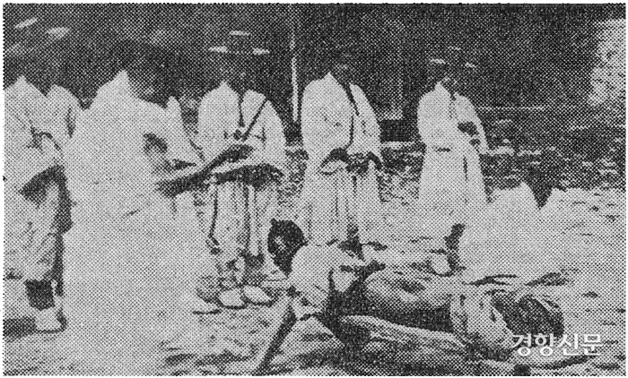 구한말 곤장을 맞는 모습. 세종시대의 성균관 유생 최한경은 지나던 부인을 덮쳤다는 혐의로 장 80대의 처벌을 받았다.