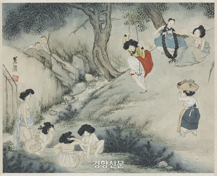 ‘단오풍정’. 동자승들이 단옷날 그네타기 놀이를 나온 여인들이 시냇가에서 몸을 씻으며 즐기는 장면을 엿보고 있다.|간송미술관 소장
