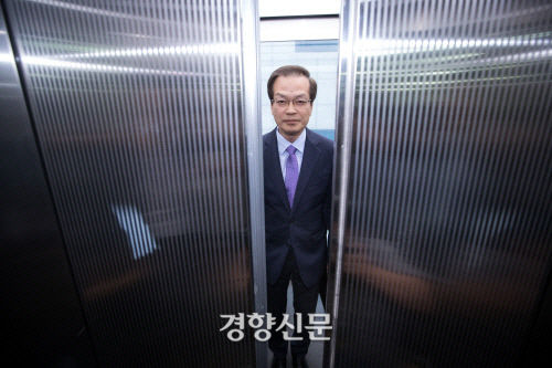 드루킹 댓글 관련 진상조사를 위한 허익범 특별검사가 지난해 8월27일 오후 서울 강남구 특검 사무실에서 수사결 발표를 마치고 승강기를 타고 자리를 떠나며 인사를 하고 있다. 이상훈 선임기자 doolee@kyunghyang.com