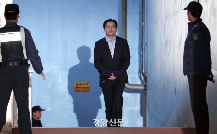 드루킹과 공모해 댓글 조작 혐의로 1심에서 징역 2년을 선고받은 김경수 경남도지사가 지난달 30일 오후 서초구 서울중앙지방법원에서 호송차로 향하고 있다. 이석우 기자 foto0307@kyunghyang.com