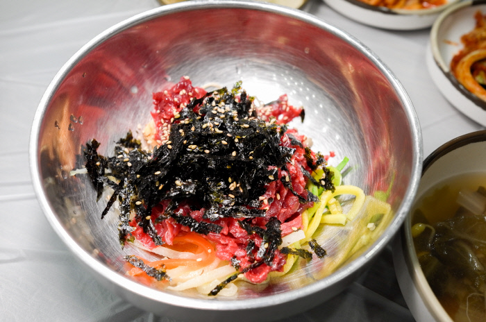 양 많고 저렴한 육회비빔밥.