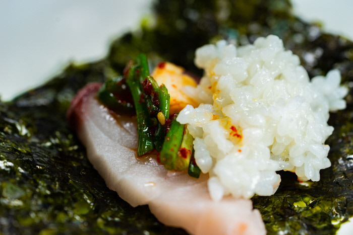 밥과 김, 양념장을 더한 삼치회.