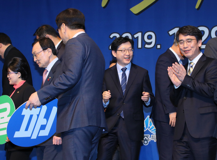 김경수 경남지사(가운데) 등이 1월 29일 세종시 세종컨벤션센터에서 열린 국가균형발전 선언 15주년 기념행사에서 기념촬영을 마친 뒤 박수치고 있다. 이날 남부내륙철도 건설사업이 예타 면제사업으로 발표됐다. / 연합뉴스