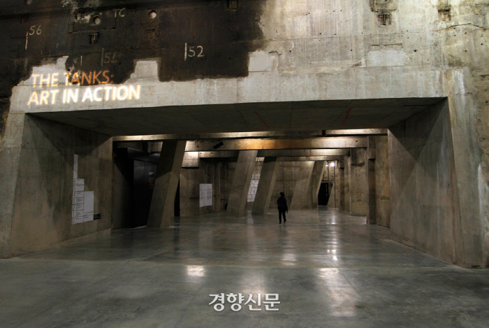 2000년 런던 템즈강변에 있던 옛 화력발전소를 개조해 탄생한 테이트 모던 미술관. 제2차대전 당시의 발전소를 문화공간으로 개편했다. 지금은 연간 9000만파운드의 경제효과와 400만명의 관광객이 방문하는 명소로 발돋움했다.|경향신문 자료사진