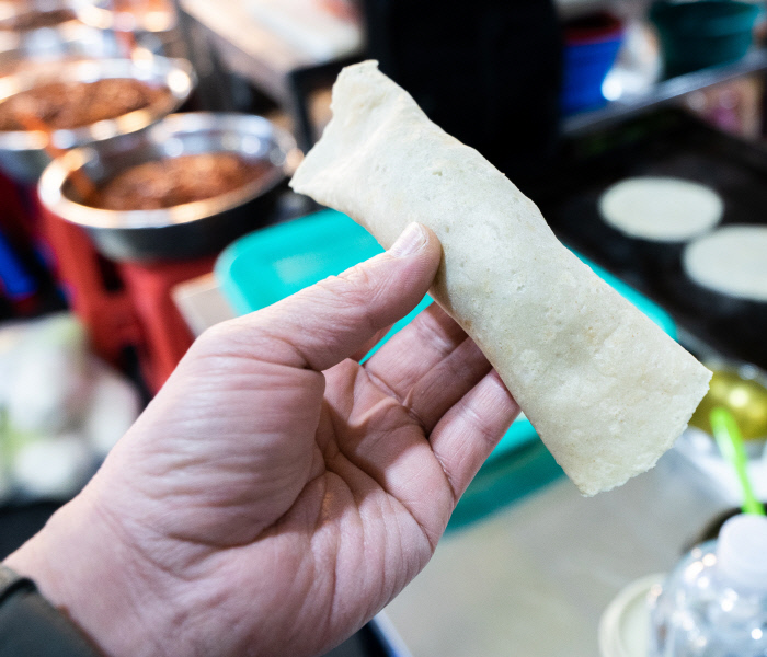 빙떡 - 제주산 메밀로 빙빙 말아 만든 전병, 수확 한창인 ‘월동 무’ 넣어 별미