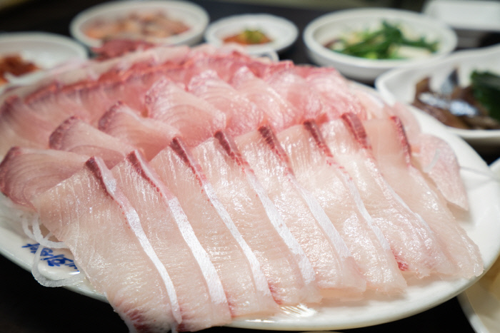 방어 - 낚시로 잡아 타지보다 더 깔끔한 맛, 3월이 지나면 다시 겨울 기다려야