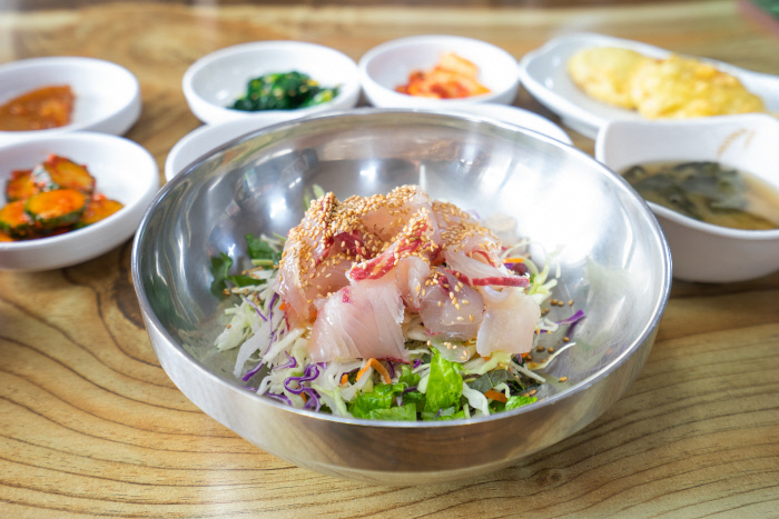 어촌계에서 잡은 생선으로 매일 재료가 바뀌는 태흥리 어촌계식당의 회덮밥.