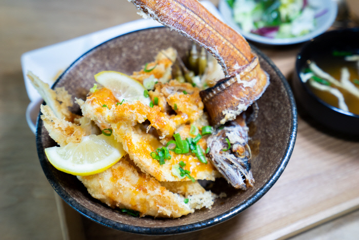 밥에 갈치 한 마리 맛을 제대로 녹여낸 청년올레식당의 갈치덮밥.