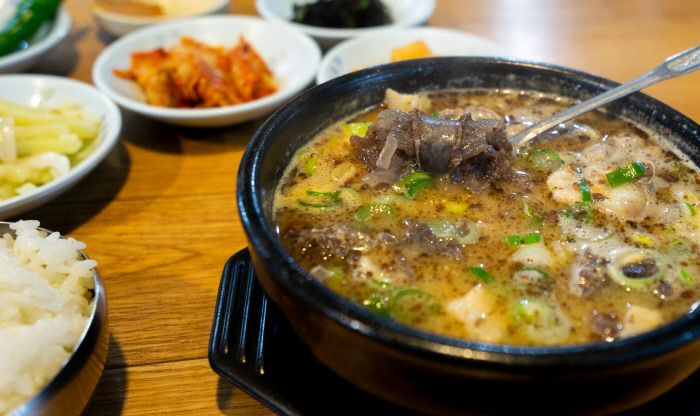 잘 삶은 머리 고기와 내장, 순대가 가득 든 분이네의 순댓국.