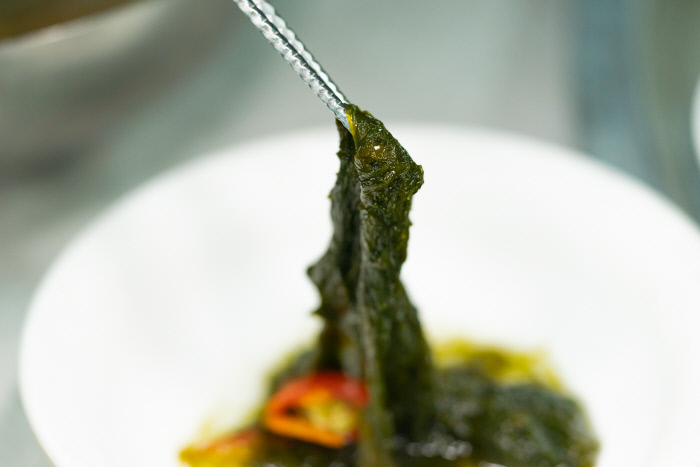 ‘밥도둑’ 감태김치는 감태에 풋고추와 다진 마늘, 생강 등 갖은 양념을 버무려 만든다.