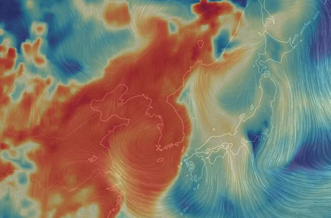 닷새 연속 미세먼지 비상조치가 시행된 지난 5일 세계 기상 정보를 시각화해 나타내는 비주얼 맵인 어스널스쿨로 확인한 오전 9시 한반도의 초미세먼지(PM 2.5) 대기 상황. | 어스널스쿨 홈페이지 캡처