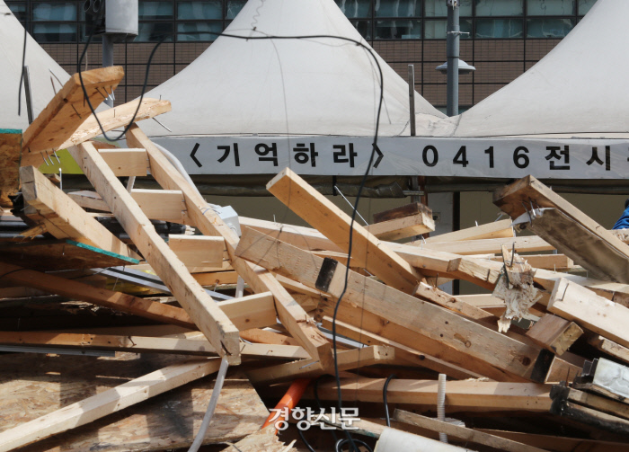 천막 안에서 들어낸 나무 재질의 바닥과 벽면.