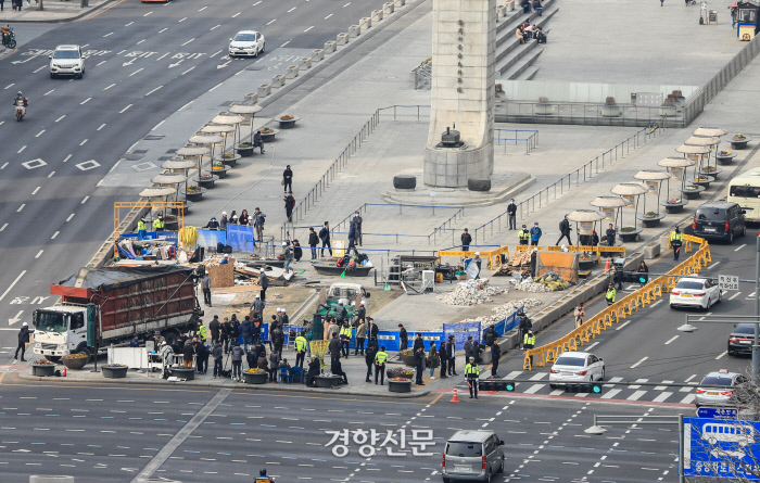 광화문광장 내 세월호 천막 14개 동이 철거되고 있다. 이 자리에는 ‘기억·안전  전시공간’이 조성된다. / 이준헌 기자 ifwedont@kyunghyang.com