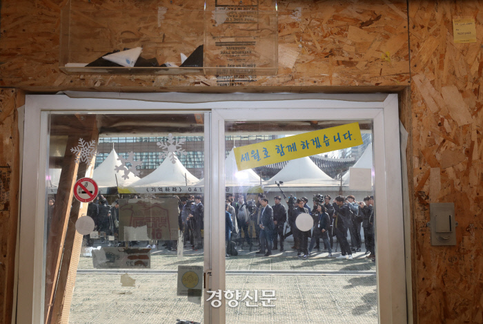 철거 직전의 세월호 노란리본공작소 내부.