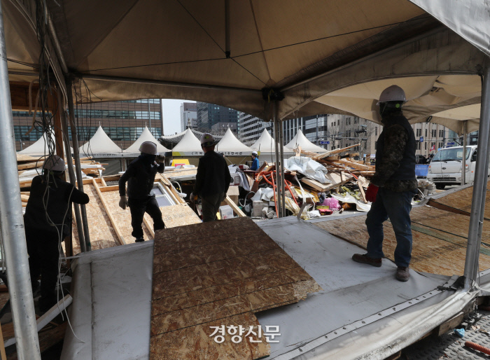 철거업체 관계자들이 세월호 천막을 철거하고 있다. /강윤중 기자