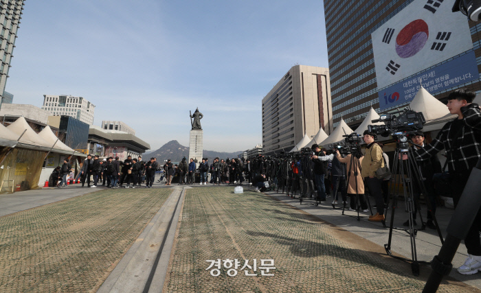 세월호 참사 추모 천막 철거현장에 취재진이 몰려 있다.