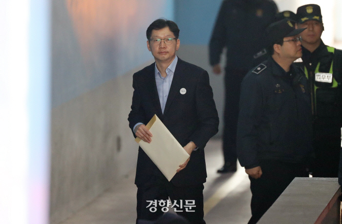 드루킹 댓글 조작에 가담한 혐의로 1심에서 실형을 선고받고 법정 구속된 김경수 경남지사가 19일 서울고등법원에서 열린 항소심 공판에 출석하기 위해 법정으로 가고 있다. /김영민 기자