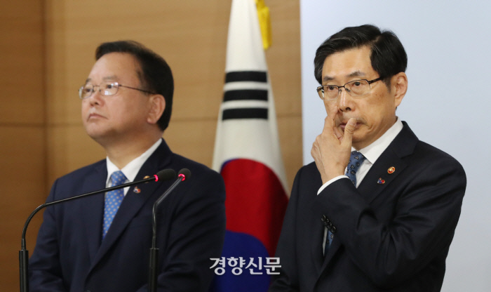 박상기 법무부 장관(오른쪽)과 김부겸 행정안전부 장관이 19일 정부서울청사에서 과거사위원회 활동 및 버닝썬 수사 관련 법무부-행안부 합동 기자회견을 하고 있다. / 김창길 기자 cut@kyunghyang.com