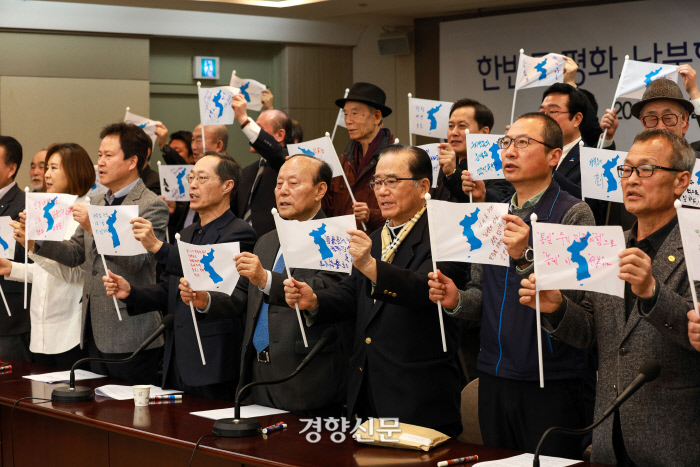 19일 서울 중구 프레스센터에서 열린 ‘한반도 평화, 남북협력 전면화를 위한 각계 공동 시국회의’에서 종교, 시민사회 등 각계 참석자들이 한반도기를 흔들고 있다./우철훈 선임기자