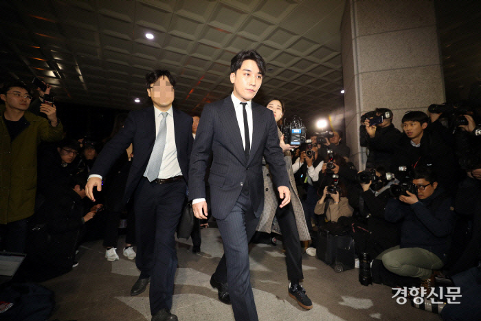 ‘해외 투자자 성접대’ 의혹을 받고 있는 그룹 빅뱅의 승리가 지난달 27일 조사받기 위해 서울지방경찰청으로 들어서고 있다. 연합뉴스.
