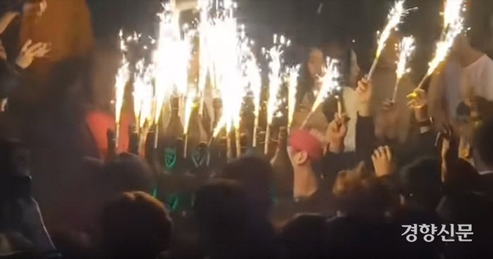 버닝썬을 비롯한 강남 클럽에서는 고액의 술을 시키는 손님에게 술병에 폭죽을 꽂아 배달해준다. ‘샴걸(샴페인걸)’이라 불리는 여성들이 술을 배달해주고 춤을 춰주는 ‘서비스’도 제공한다.  유튜브 영상 갈무리