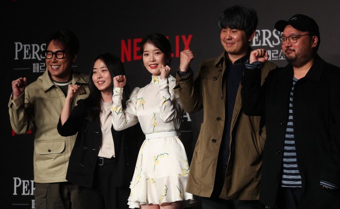 가수 윤종신, 전고운 감독, 배우 아이유(이지은), 임필성 감독, 김종관 감독(이상 왼쪽부터)이 27일 서울 여의도 콘래드호텔에서 열린 넷플릭스 오리지널 시리즈 ‘페르소나’ 제작발표회에서 포즈를 취하고 있다.