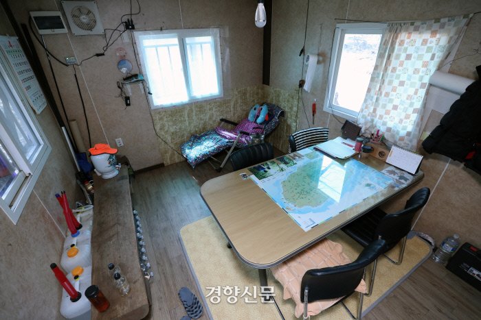 김동수씨 부부가 근무하는 제주도 사려니숲길 탐방소. 탐방소는 3평 남짓이다. / 권도현 기자