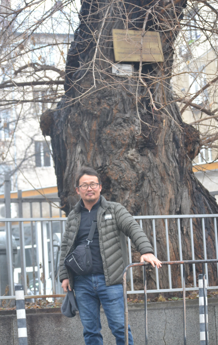 유럽 비단 생산국 불가리아 소피아의 거대한 뽕나무 아래에 선 필자. 불가리아는 20세기 말까지 유럽에서 1인당 비단 생산량이 가장 많았다.
