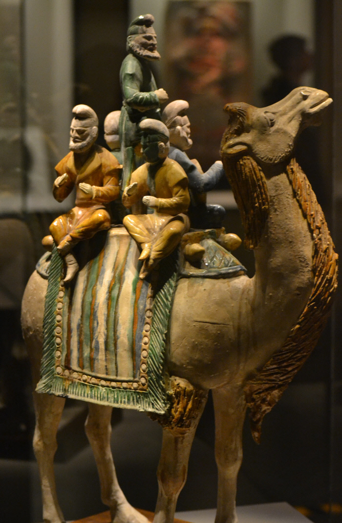 실크로드 주름잡은 소그드인 중국 시안 산시역사박물관에 있는 낙타를 탄 소그드인상. 소그드인은 돌궐제국 이후 실크로드를 주름잡았다.