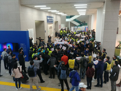 15일 시민단체 회원들이 시청집무실로 통하는 검색대를 통과하려다 이를 저지하는 경찰과 몸싸움을 벌이고 있다.｜권기정기자