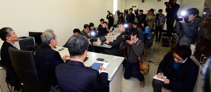 2015년 3월23일 당시 이석태 세월호 특별조사위원회 위원장 등이 정부의 예산 책정 미루기 문제와 특위 주간업무보고의 청와대, 해양수산부, 방배경찰서, 새누리당 유출 문제를 지적하고 있다. 특조위의 문제 제기는 2015년 1월19일 당시 조윤선 청와대 정무수석, 김재원 새누리당 원내수석부대표 등이 모인 ‘소공동 플라자호텔’ 회동 두 달 뒤에 이뤄졌다.