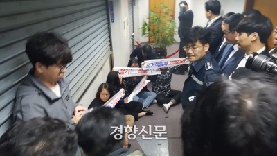 15일 시민단체 회원들이 부산시청사 7층 부산시장실 앞에서 노동자상 철거책임자 처벌을 요구하며 농성을 벌이고 있다.