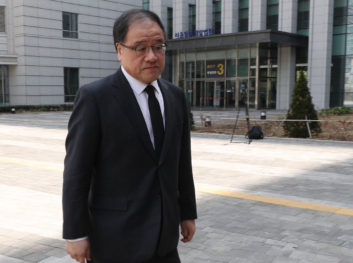 세월호 참사 5주기인 16일 오후 서울 송파구 서울동부지방법원에서 열린 ‘세월호 특별조사위원회 업무방해 사건’ 공판에 출석한 안종범 전 청와대 경제수석이 재판이 정회된 뒤 청사를 나서고 있다. 연하뉴스