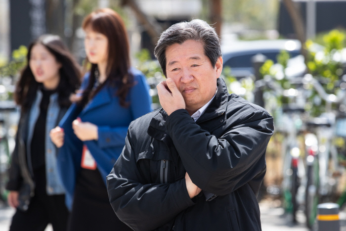 세월호 참사 5주기인 16일 오후 서울 송파구 서울동부지방법원에서 열린 ‘세월호 특별조사위원회 업무방해 사건’ 공판에 출석한 윤학배 전 해수부 차관이 재판이 정회된 뒤 청사를 나서고 있다. 연합뉴스