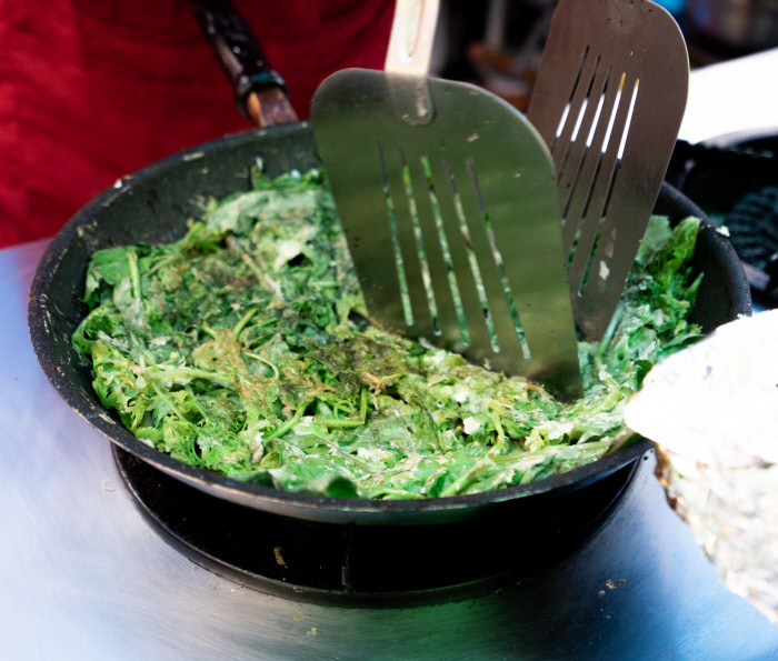 ‘한 장’의 봄 두릅, 미나리, 참죽나물, 명이 등 그날 장터에 나온 나물로 부쳐내는 모둠전은 한 장으로 쌉싸름하고 고소한 봄의 맛을 만끽할 수 있는 제철 음식이다.