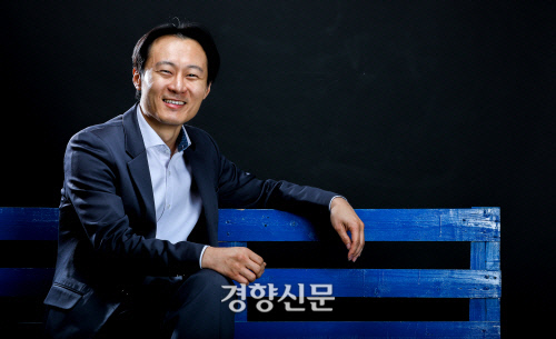 이탄희 전 판사가 지난 2월 경향신문과 인터뷰를 하며 포즈를 취하고  있다.  이석우 기자