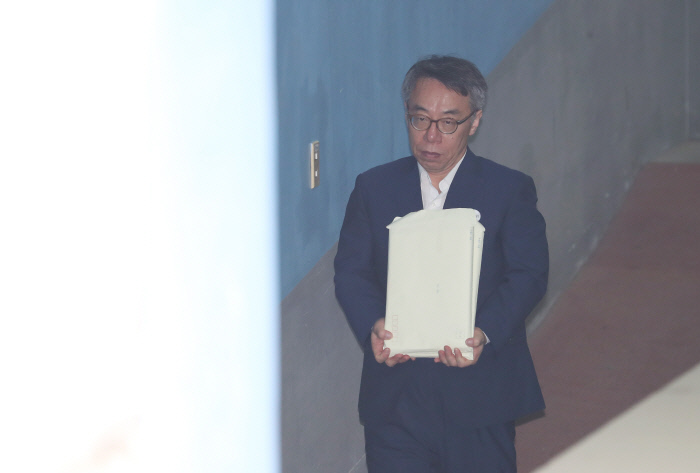 임종헌 전 법원행정처 차장이 8일 재판에 출석하기 위해 호송차에서 내려 서울중앙지법으로 들어가고 있다. 연합뉴스