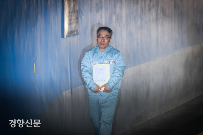 전교조 법외 노조 소송을 둘러싼 재판거래 의혹 등 30여개의 범죄사실로 지난해 구속기소된 임종헌 전 법원행정처 차장이 3월 11일 첫 정식 재판을 받기위해 서울 서초동 중앙지법 청사로 들어서고 있다. / 이준헌 기자 ifwedont@