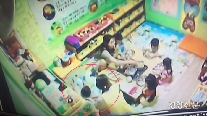 서울시 노원구의 한 어린이집에서 발생한 아동학대 CCTV 화면. 교사는 점심시간 뇌병변 장애가 있는 피해아동이 제대로 식사를 하지 못하자 아이를 테이블에서 밀어내고 있다. (붉은 원) 화면은 해당 어린이집 CCTV 영상을 갈무리한 것이다.